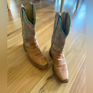 Women’s Justin Cowboy Boots Size 8 B. Very gently used.